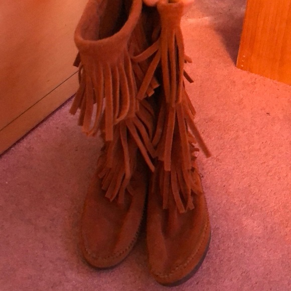 Minnetonka 3-Layer fringe boot lightly used! - Picture 2 of 2